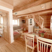 Ein Wohnbereich im Holz-Naturstammhaus mit Einrichtung und Badezimmer