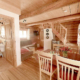 Ein Wohnbereich im Holz-Naturstammhaus mit Einrichtung und Badezimmer