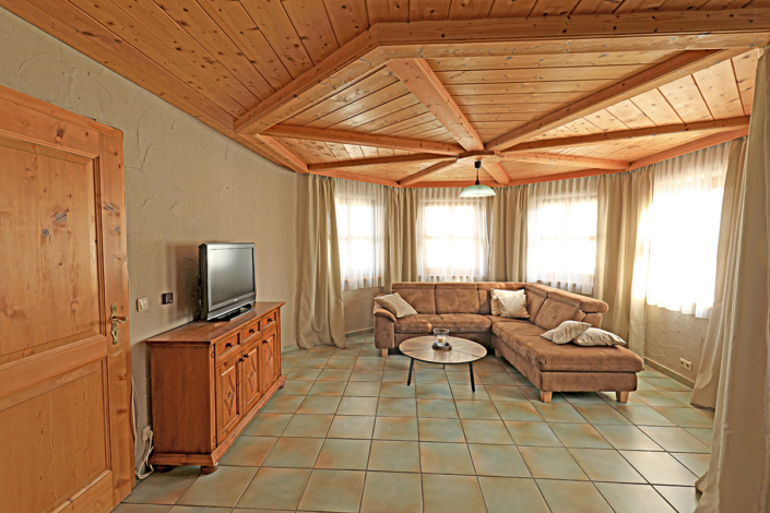 Ferienwohnung im Erker mit Holzdecke, sowie mit Couch, Sideboard und TV