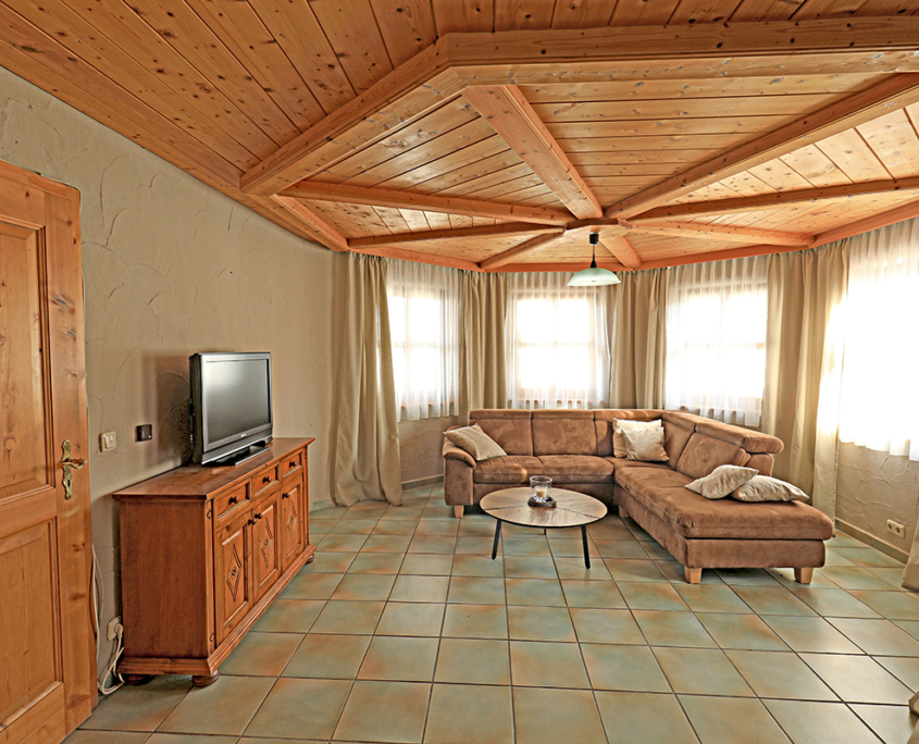 Ferienwohnung im Erker mit Holzdecke, sowie mit Couch, Sideboard und TV