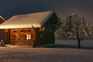 Wintertraum im Chalet, umgeben von Schnee und Lichtstrahlen in der Nacht